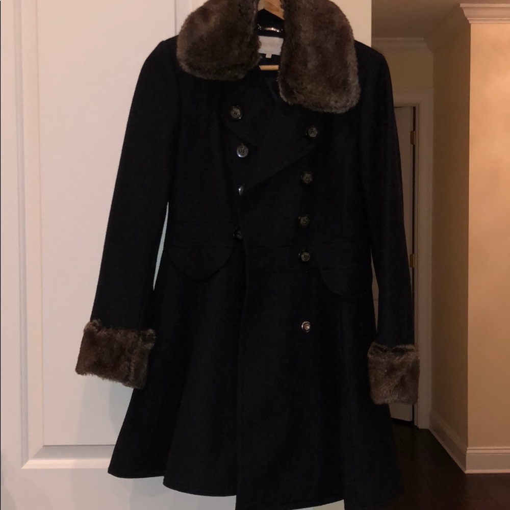 Women faux fur collar and sleeves coat